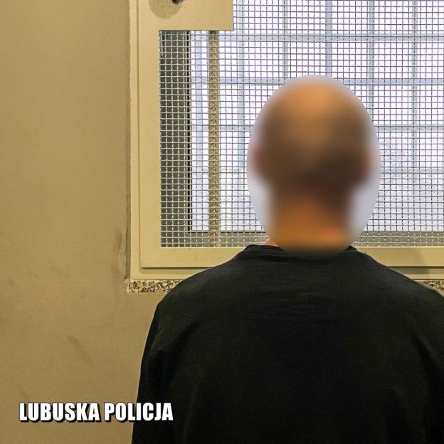 Nie chciał świąt spędzić w więzieniu. Szedł nieprawidłowo ulicą